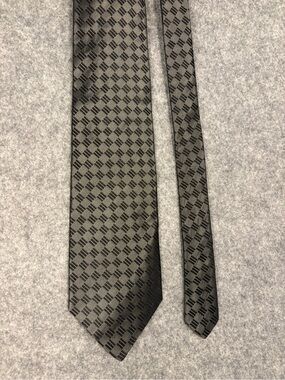Daniel Craig Italian Silk Charcoal Geometric Necktie 100% Silk